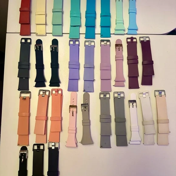 Fitbit Versa Watch + Band Bundle + Charger + Screen Protectors - Picture 3 of 12